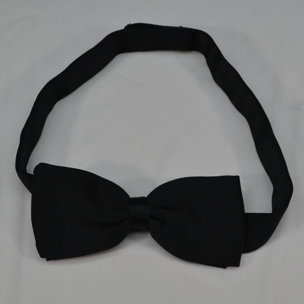 Classic black bowtie - pre tied - velcro adjustable neck strap